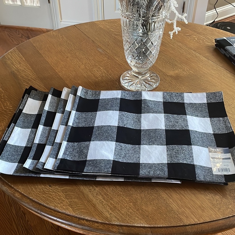 Set of 8 Placemats in Black and White Buffalo Plaid New With Tags